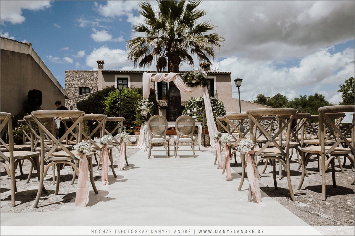 Die wundervolle Dekoration für die Hochzeitszeremonie auf der Finca Can Patro auf Mallorca.