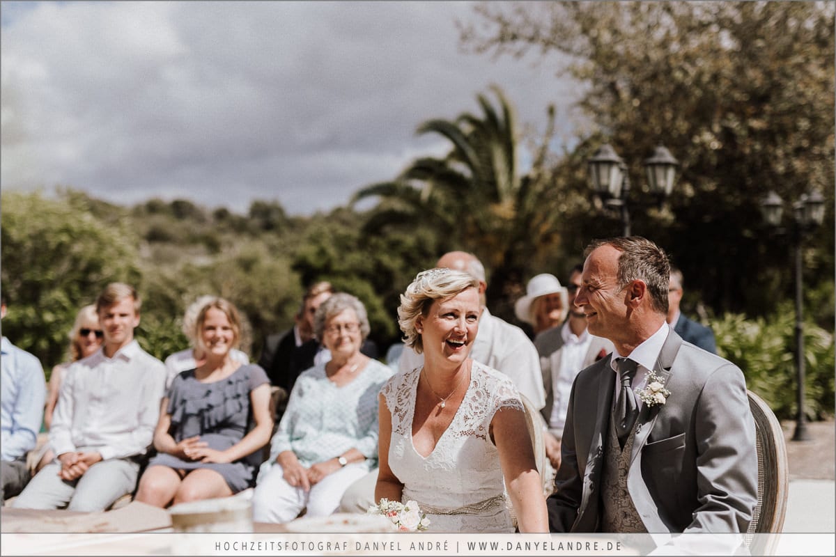 Momente während der Hochzeitszeremonie auf Mallorca.