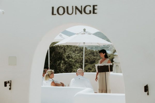 Blick auf die Lounge des Hotels Galatzo in Santa Ponsa auf Mallorca und die kleine Zeremonie mit mir als Traurednerin.