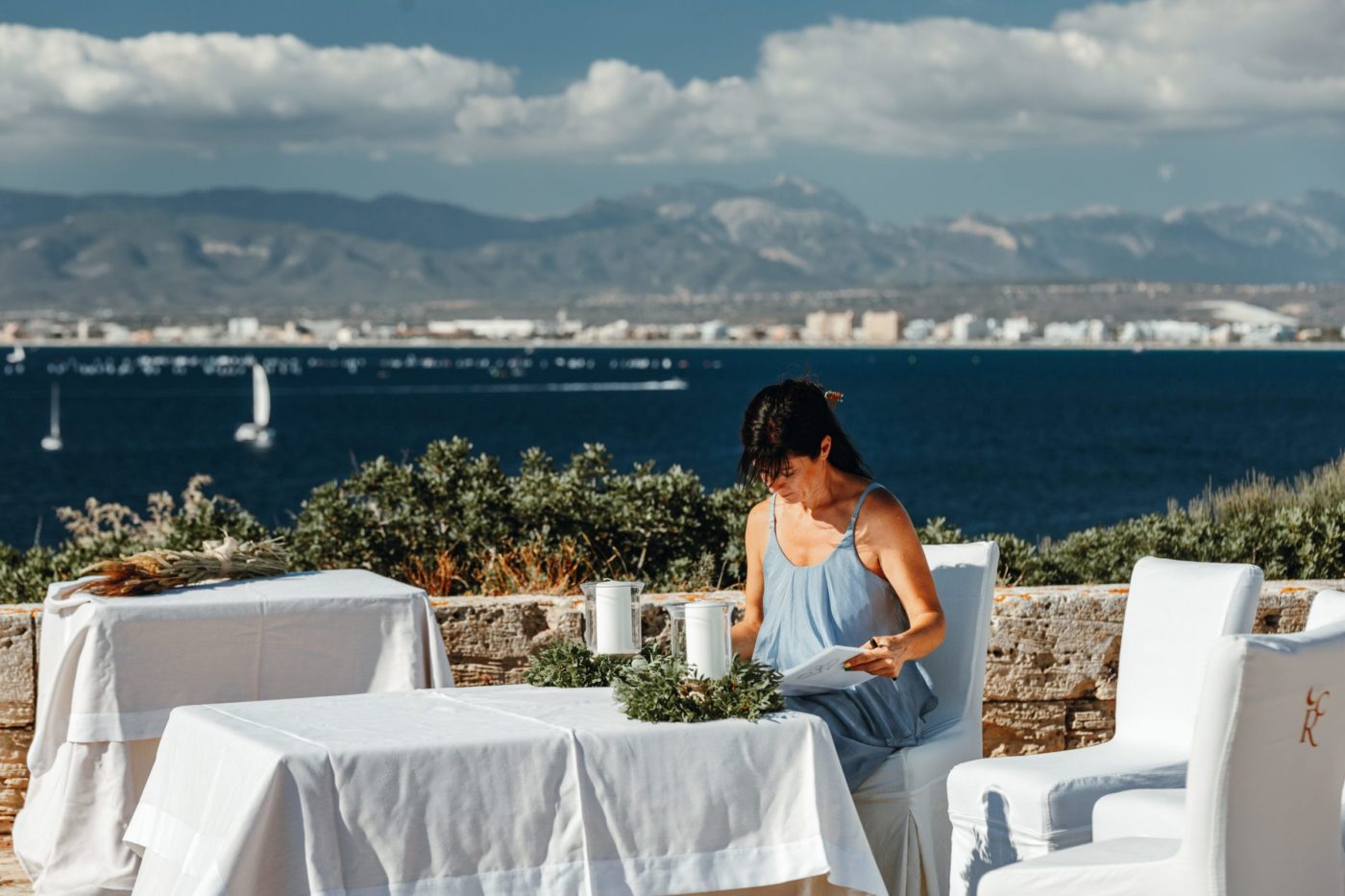 Ich sitze am Altar in der Sonne am Meer und bereite mich auf die bevorstehende freie Trauungszeremonie vor.