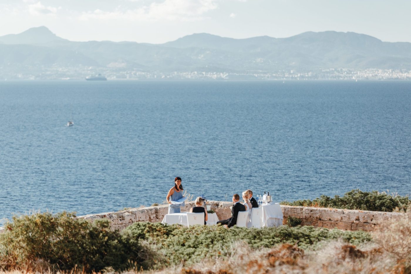 Ich halte eine Hochzeitsrede direkt am Meer im Süden von Mallorca.