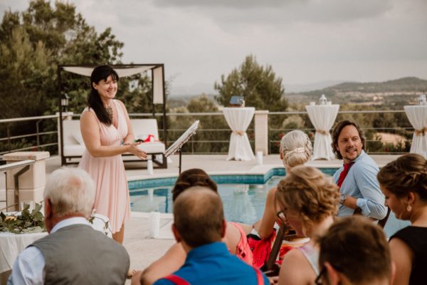 Ich bei einer Hochzeitszeremonie direkt am Pool der Finca Inka in Porrees auf Mallorca.