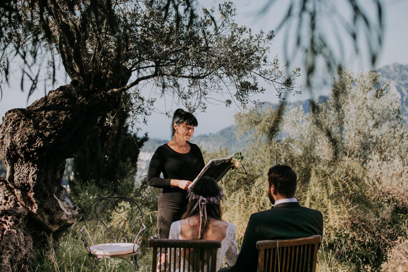 Eine intime Elopement Hochzeitszeremonie unter Olivenbäumen in der Hochzeitslocation Cas Xorc auf Mallorca.