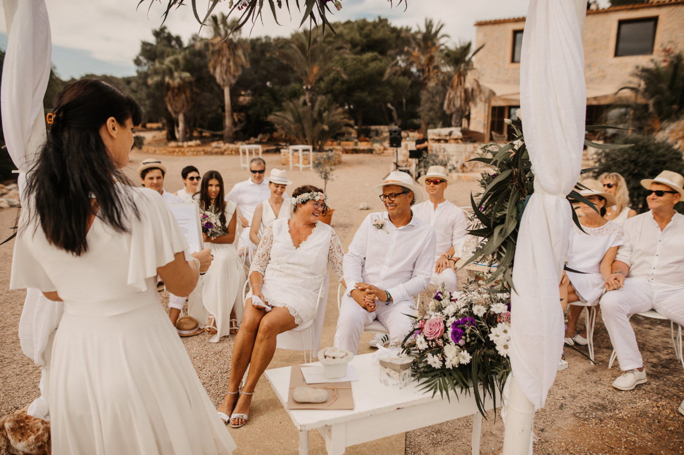 Lachendes Silberhochzeitspaar während der Trauzeremonie auf Mallorca zur Erneuerung des Eheversprechens