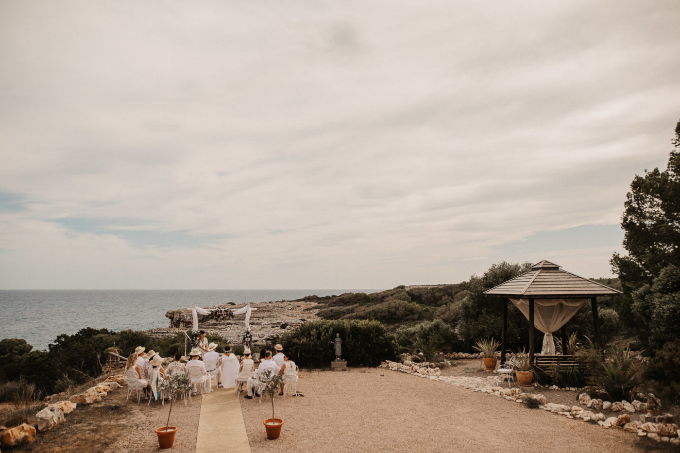 Blick auf das meer und der Trauzeremonie einer Silberhochzeit auf Mallorca