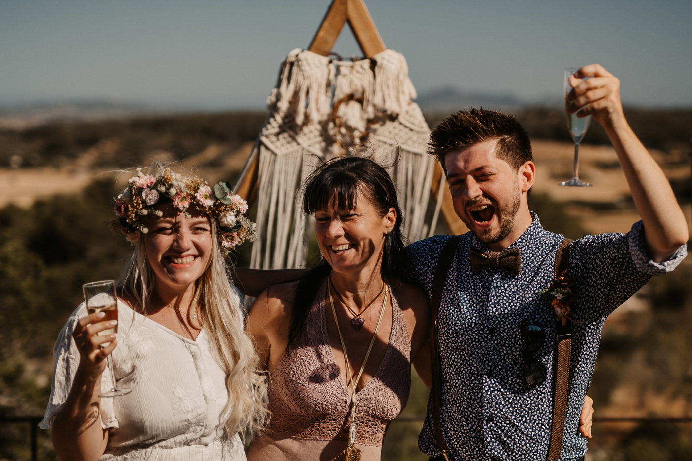 Gemeinsames Foto mit meinem Boho Hochzeitspaar auf der Finca Osa Mayor auf Mallorca